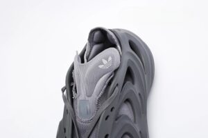 adiFOM Q Grey Four Reps 3
