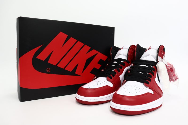 AIR JORDAN 1 RETRO HIGH OG CHICAGO 00001 800x533 1