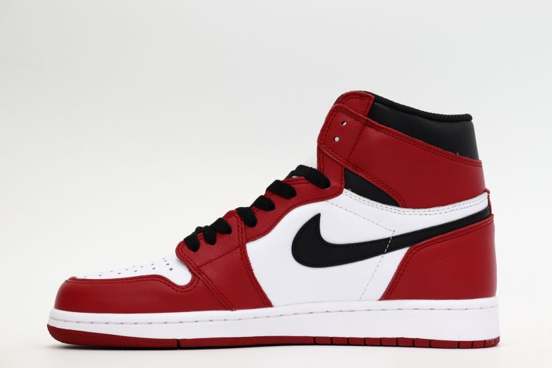 AIR JORDAN 1 RETRO HIGH OG CHICAGO 00004 800x533 1