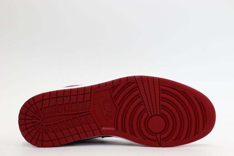 AIR JORDAN 1 RETRO HIGH OG CHICAGO 00005 800x533 1