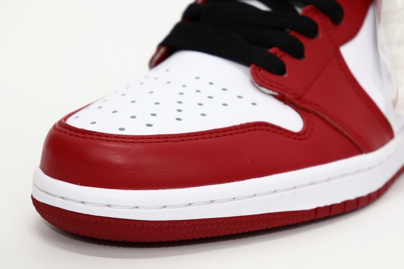AIR JORDAN 1 RETRO HIGH OG CHICAGO 00006 800x533 1
