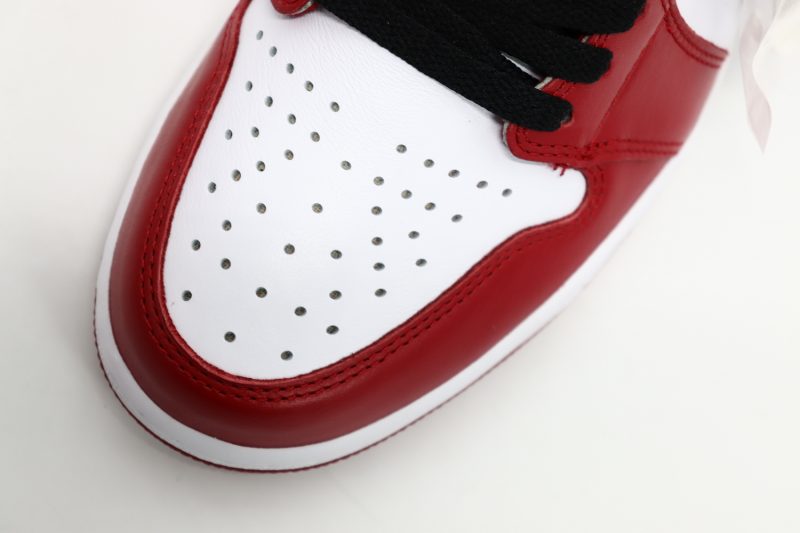 AIR JORDAN 1 RETRO HIGH OG CHICAGO 00007 800x533 1