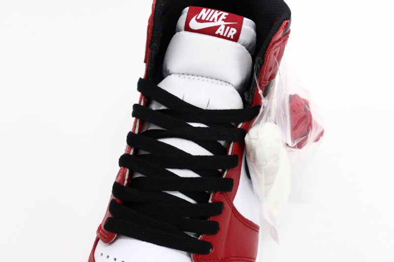 AIR JORDAN 1 RETRO HIGH OG CHICAGO 00008 800x533 1