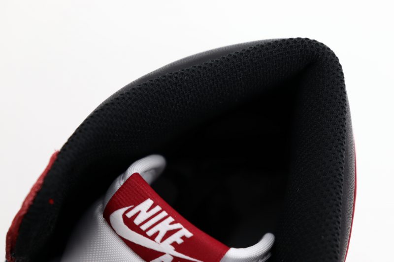 AIR JORDAN 1 RETRO HIGH OG CHICAGO 00009 800x533 1