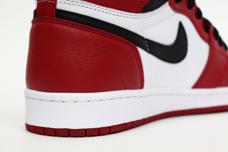 AIR JORDAN 1 RETRO HIGH OG CHICAGO 00010 800x533 1