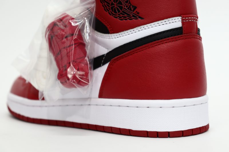 AIR JORDAN 1 RETRO HIGH OG CHICAGO 00011 800x533 1