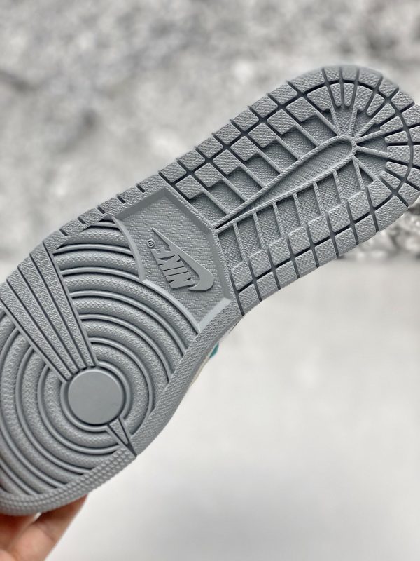 AIR JORDAN 1 RETRO HIGH OG TURBO GREEN00013 600x800 1