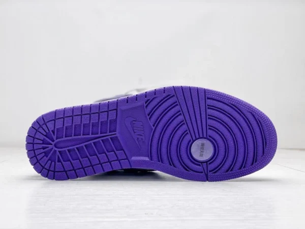AIR JORDAN RETRO 1 HIGH OG COURT PURPLE 00017 800x600 1