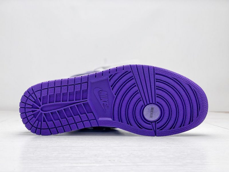 AIR JORDAN RETRO 1 HIGH OG COURT PURPLE 00017 800x600 1