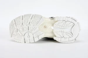 Runner Graffiti Sneaker in white and black mesh and nylon2023 05 21 at 10.01.43 3