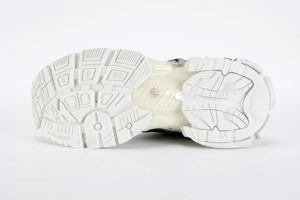 Runner Graffiti Sneaker in white and black mesh and nylon2023 05 21 at 10.01.43 3