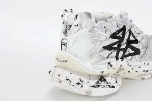 Runner Graffiti Sneaker in white and black mesh and nylon2023 05 21 at 10.01.43 6