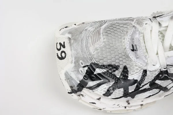Runner Graffiti Sneaker in white and black mesh and nylon2023 05 21 at 10.01.43 7