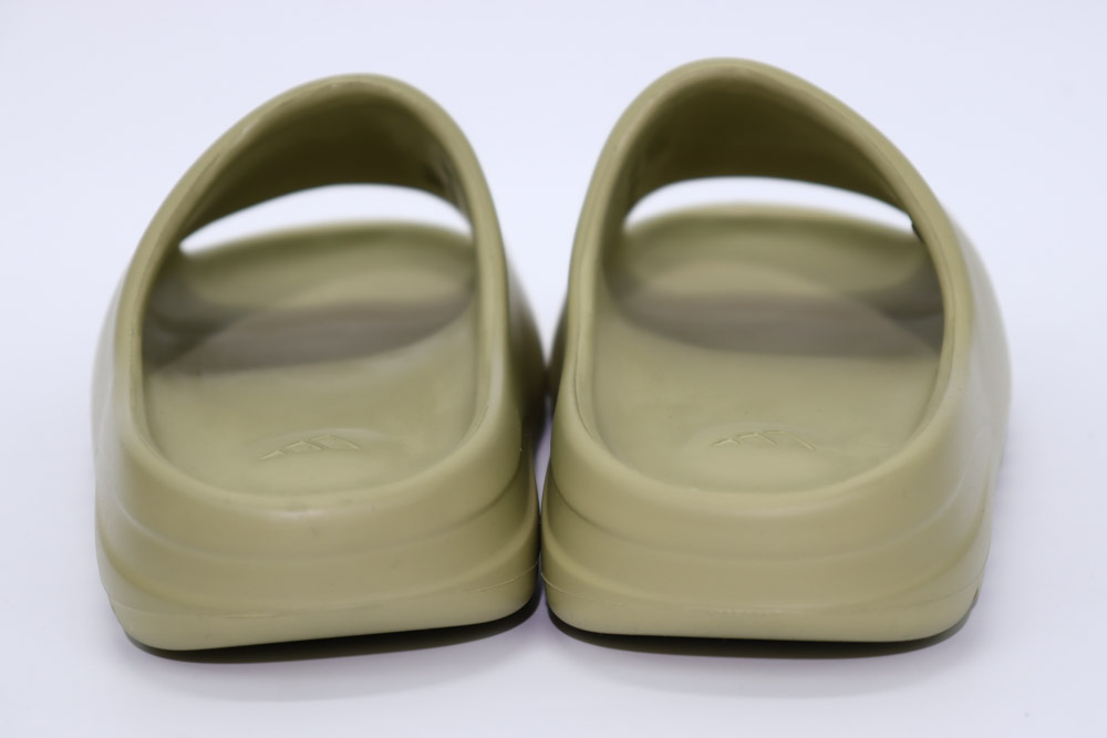 YEEZY SLIDE RESIN 4