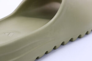 YEEZY SLIDE RESIN 6
