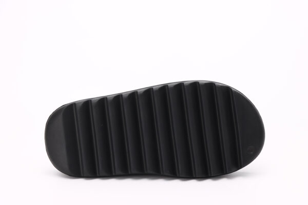Yeezy Slides Onyx Reps Matte Upper3