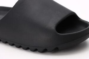 Yeezy Slides Onyx Reps Matte Upper4