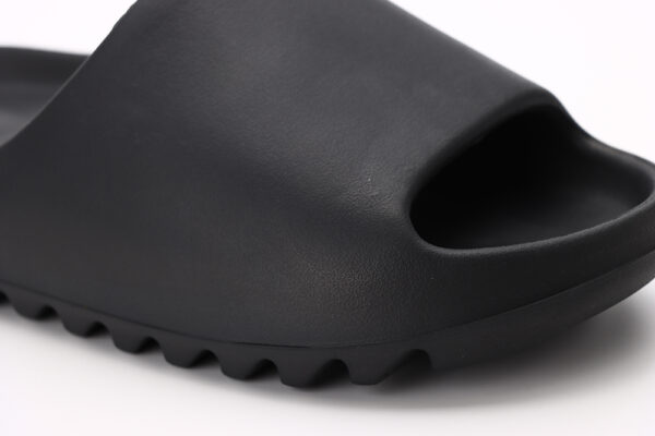 Yeezy Slides Onyx Reps Matte Upper4